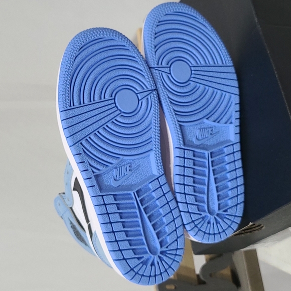 Jordan 1 Retro High Top OG - Picture 6 of 9